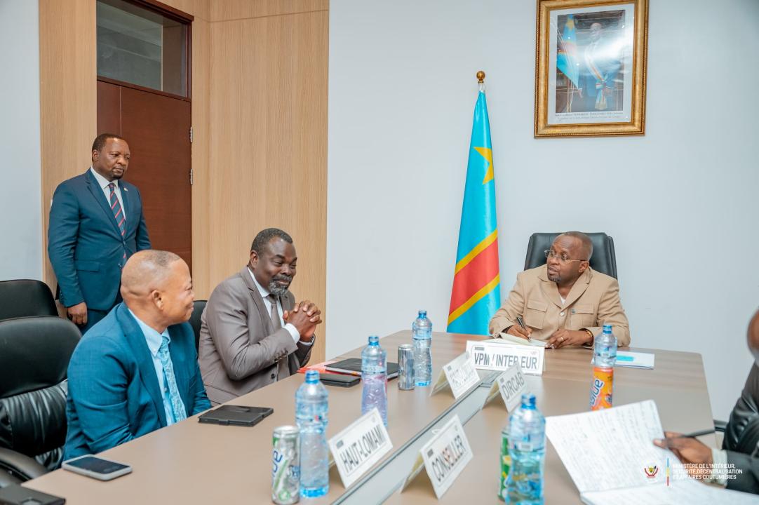 Le VPM en charge de l'Intérieur Jacquemain Shabani Lukoo avec une délégation des élus originaires la province du Haut-Lomami