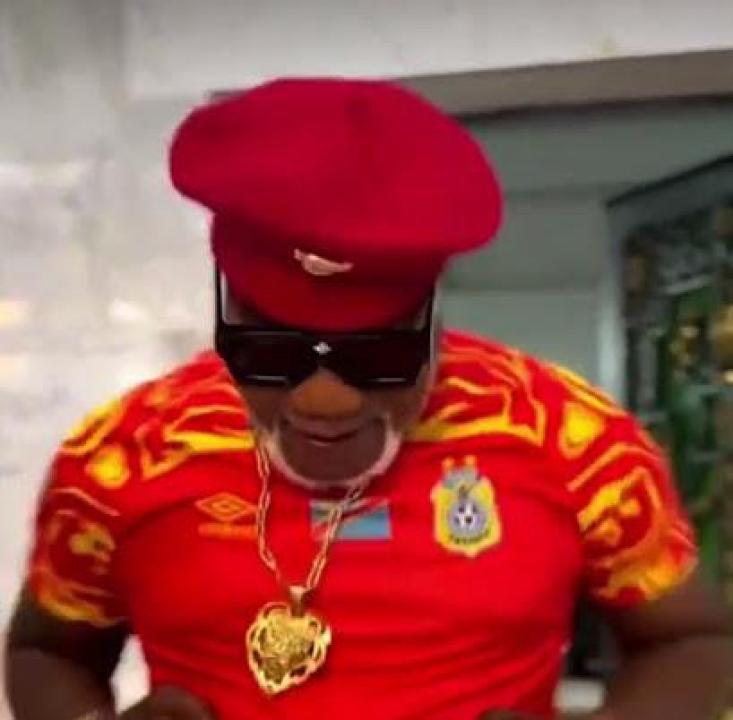 L'artiste musicien KOFFI OLOMIDE en vareuse des Léopards lors d'une vidéo live sur l'un de ses comptes sociaux.