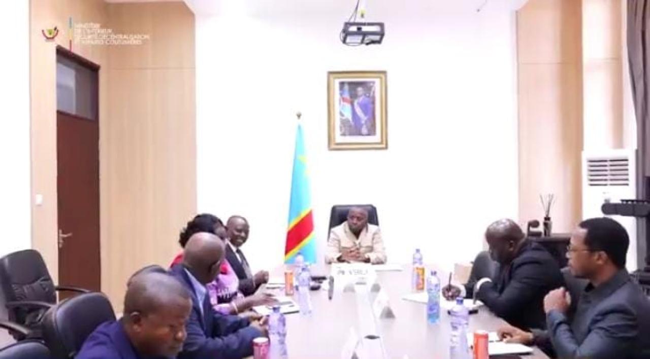 Le caucus de députés du Grand Équateur au sortir d'une réunion avec le VPM de l'Interieur Jacquemain Shabani Lukoo