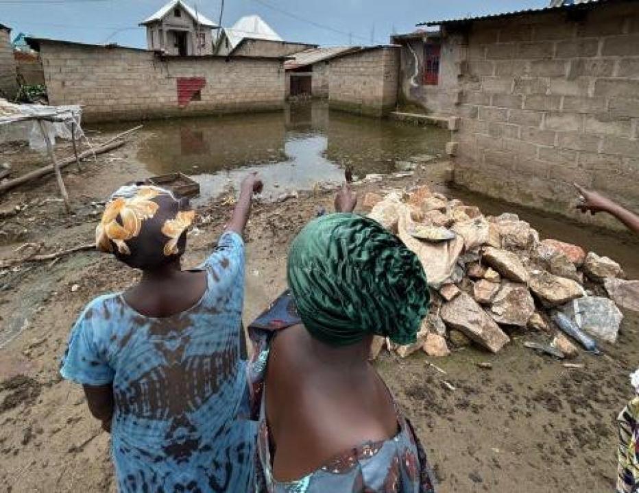 Des femmes montrent l'endroit où le corps d'un proche a été retrouvé après qu'il a été abattu par des combattants du M23-M23-AFC, à Uvira [ 📷 HRW]