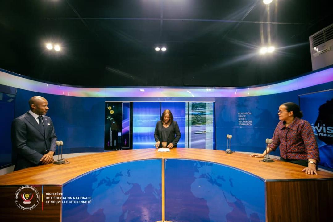 Le ministre Patrick Muyaya pose avec son collègue de l'Éducation nationale ainsi que quelques responsables de l'EDUC TV