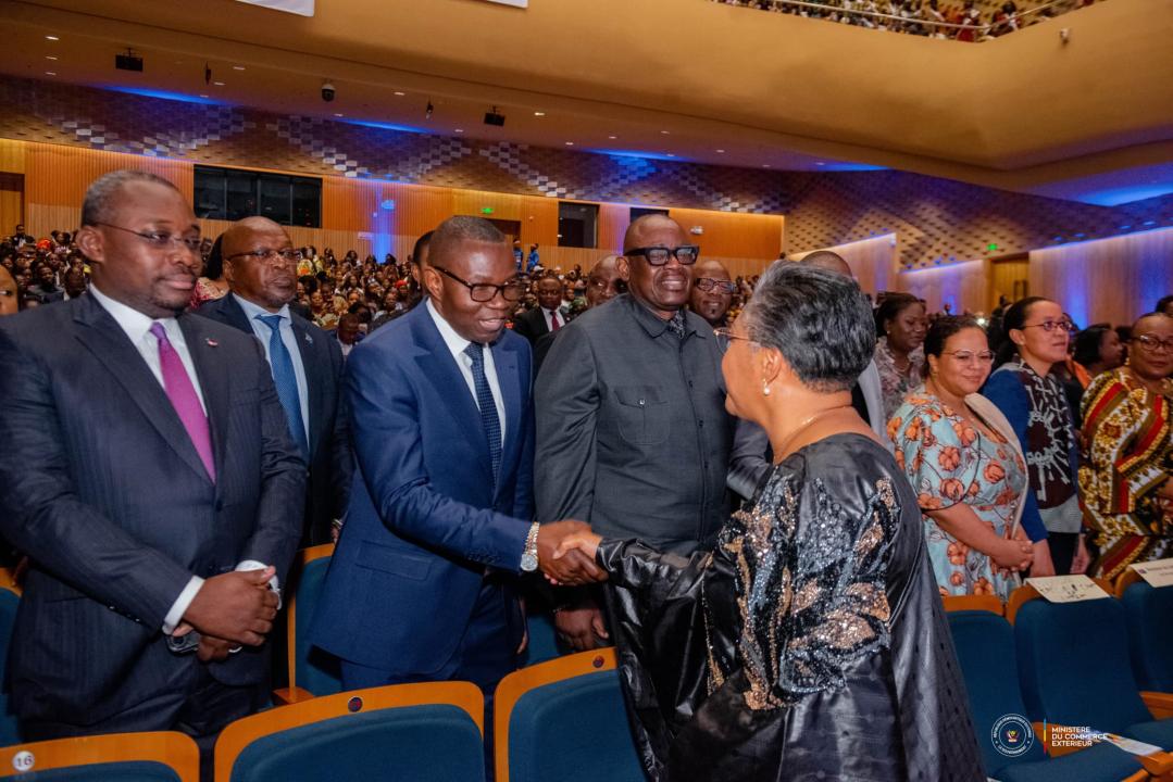 Poignée de mains entre le ministre Julien Paluku Kahongya et la Cheffe du Gouvernement congolais, Judith Suminwa Tuluka