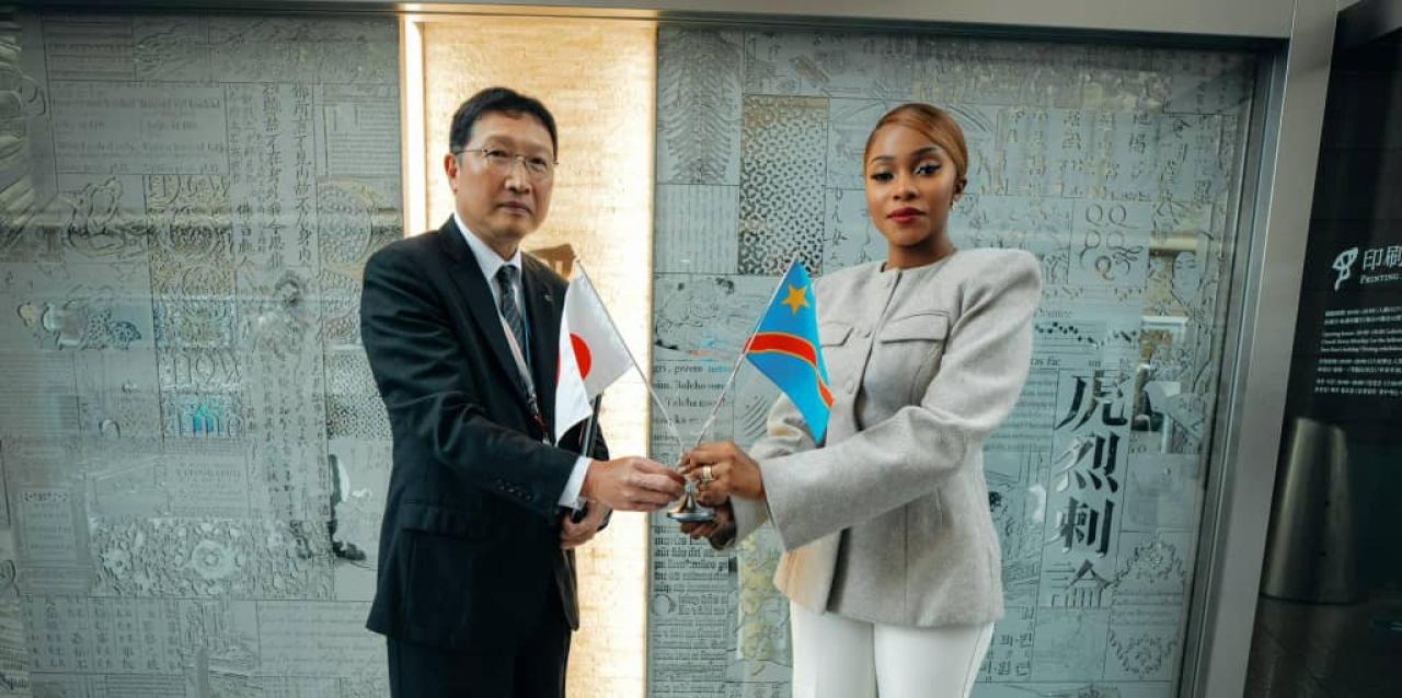 Un représentant de Gravity Group Ind. LLC du JApon et la ministre congolaise de la Jeunesse, Grace Kutino [photo d’illustration]