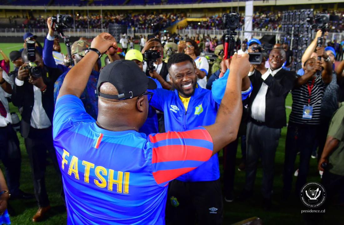 Le Président Félix Antoine Tshisekedi avec le capitaine de Léopards, Chancel célébrant la victoire de la RDC contre le Nigeria