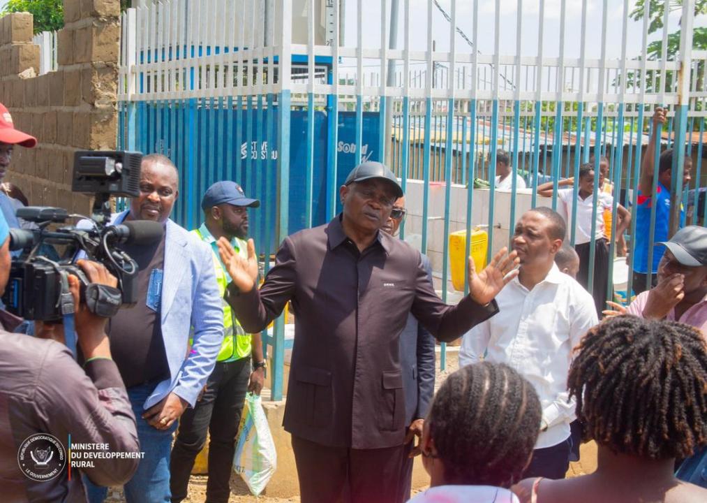 Le Min'Etat Grégoire Mutshail lors d'une descente dans une station d'adduction d'eau à Kinshasa