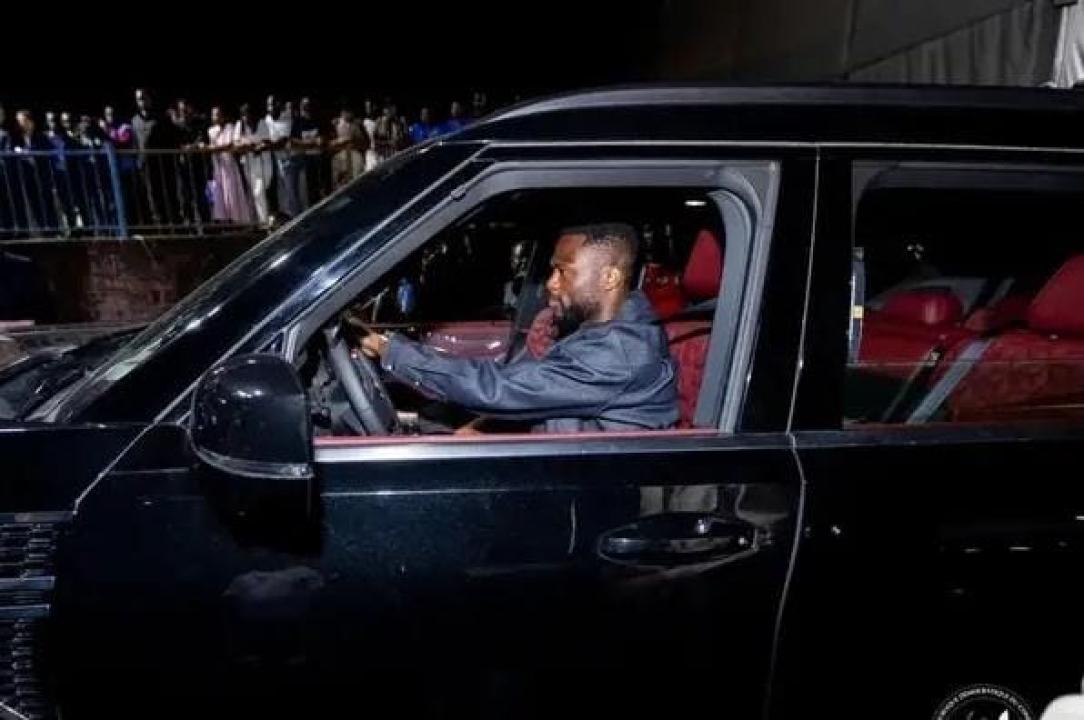 Le capitaine des Léopards, Chancel Mbemba à bord d'une Toyota Land Cruiser 300 VXR à la Cité de l'Union africaine.