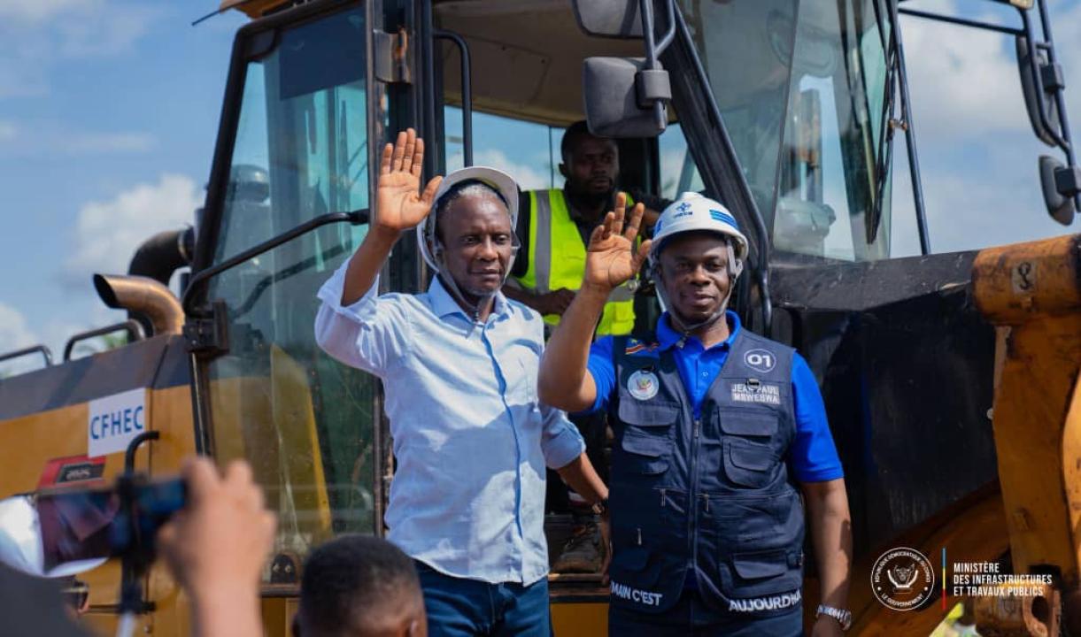 Le ministre John Banza Lunda, accompagné du Gouverneur du Kasaï-Oriental, lance les travaux de bitumage de la RN1 Kananga-Kabeya-Kamwanga