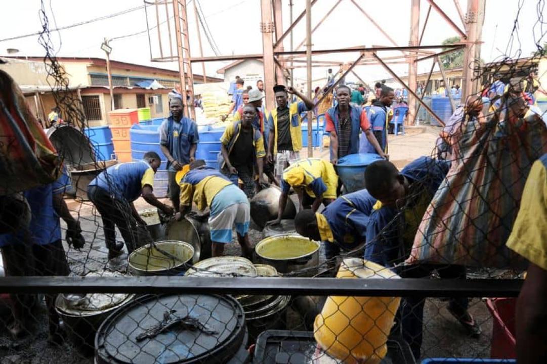 Des prisonniers, dans la prison de Makala, nettoient leur vaisselle dans des conditions précaires [photo d’illustration]