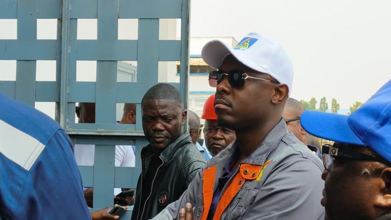 Teddy Lwamba, DG de la SNEL, en visite de chantier [photo d’illustration]