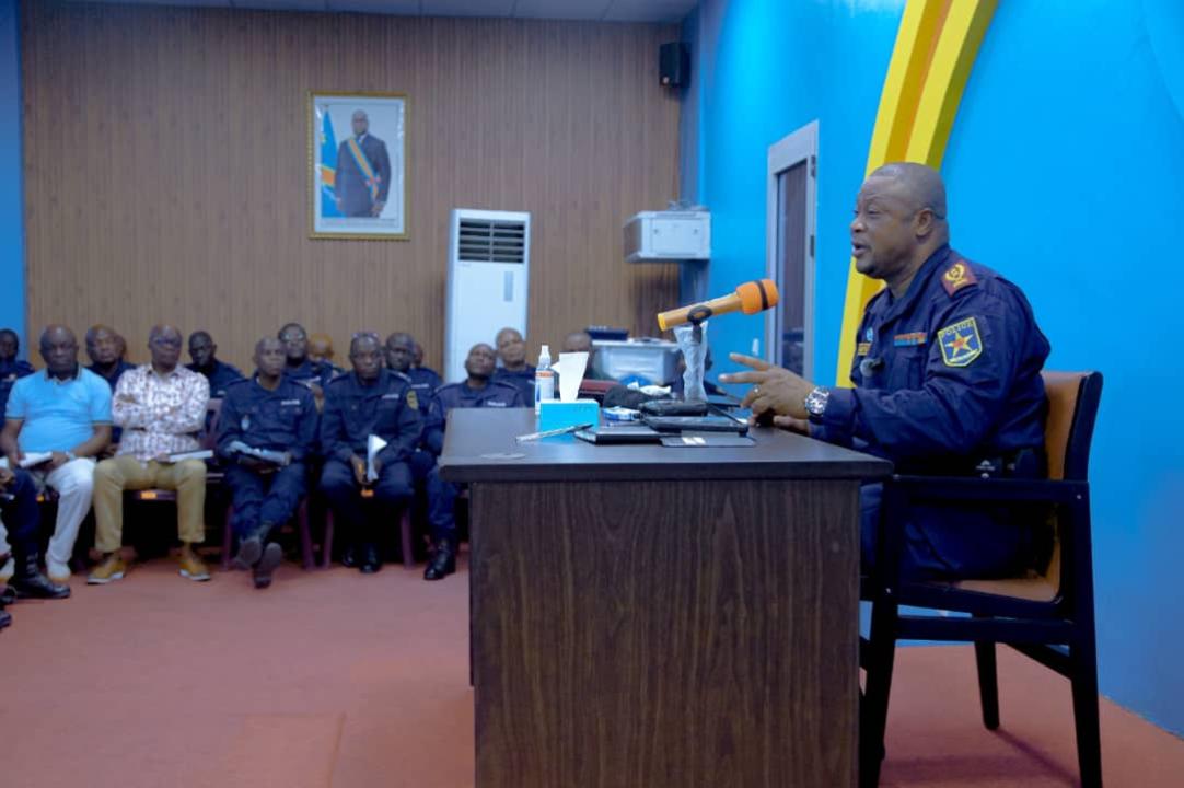Le Commissaire provincial de la police ville de Kinshasa, Israël Kantu lors d'une d'évaluation avec les responsables de la sécurité de Kinshasa