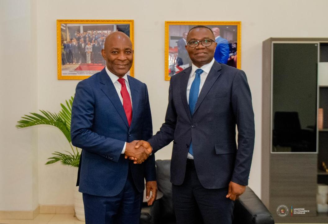 Poignée de mains entre le Gouverneur Jean-Jacques Purusi (à gauche) et le ministre Julien Paluku Kahongya (à droite)