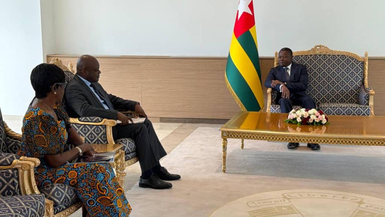 Le ministre délégué congolais chargé de la Francophonie et de la diaspora, Chrispin Mbadu accompagné de la candidate de la RDC à la tête de l'OIF, reçus par le président togolais Faure Gnassingbé