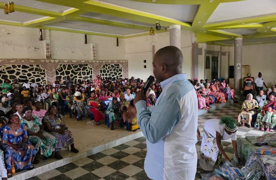 Le député Roger Abotome Bekabisya devant les femmes de Watsa.