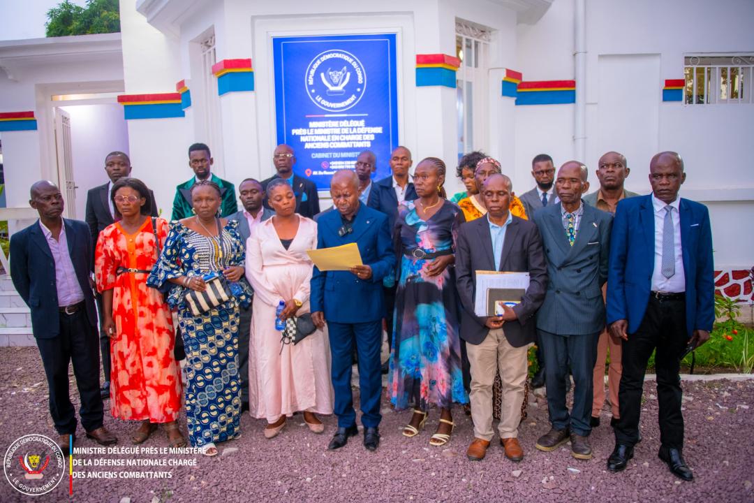 Les membres de la société et notables du Kwango reçus au cabinet du Ministre délégué près le Ministre de la défense, lundi 06 avril 2026