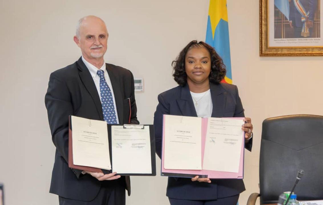 Noëlla AYEGANAGATO Vice-ministre des Affaires étrangères et Robert NASI, responsable du CIFOR-ICRAF