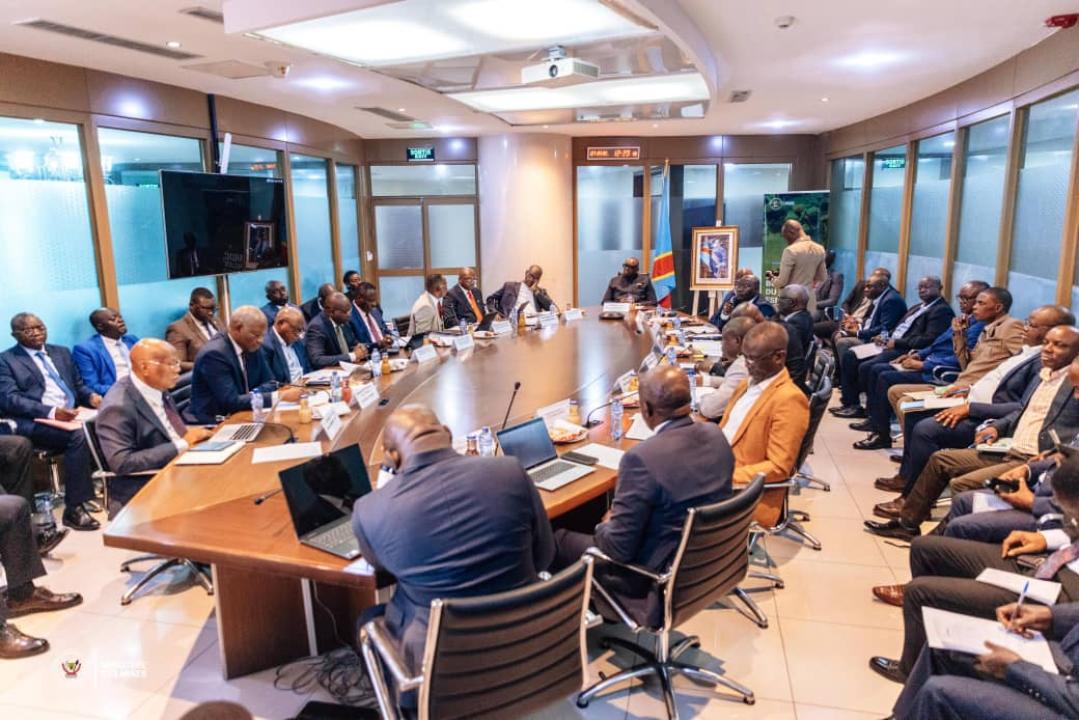 Le ministre Louis Watum Kabamba et les chefs des corps des structures sous tutelle de son ministère, ce mardi 07 avril 2026