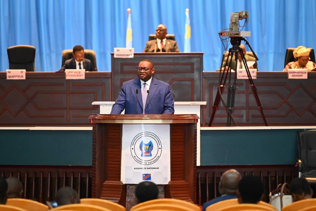 Le ministre des Finances Doudou Fwamba devant les élus nationaux, mardi 07 avril 2026