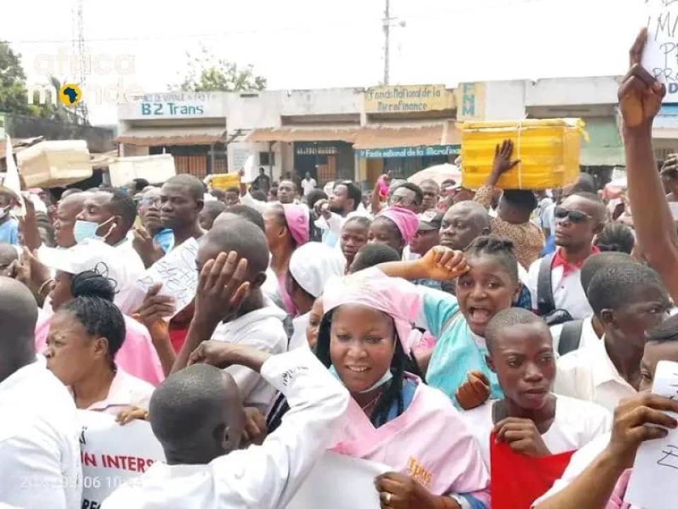 Les personnels de santé du Kasaï en file devant la banque, dans l’attente de leur paie complémentaire