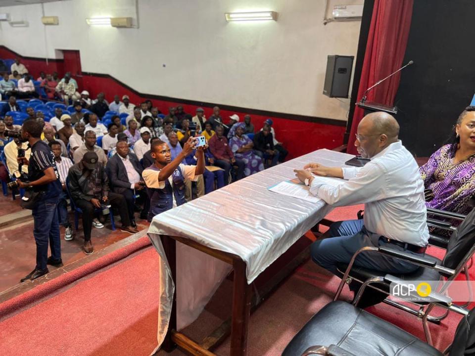 Le ministre d'État, ministre de la justice et garde des sceaux Guillaume Ngefa devant les victimes de la guerre de six jours à Kisangani