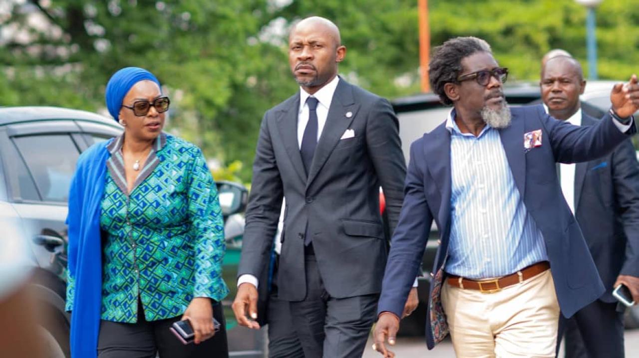 Le ministre de la Communication et Médias, Patrick Muyaya, entouré à sa droite par sa collègue de la Culture, Arts et Patrimoine, Yolande Elebe, et à sa gauche par Henry Kalama, DG de l'Académie des Beaux-Arts