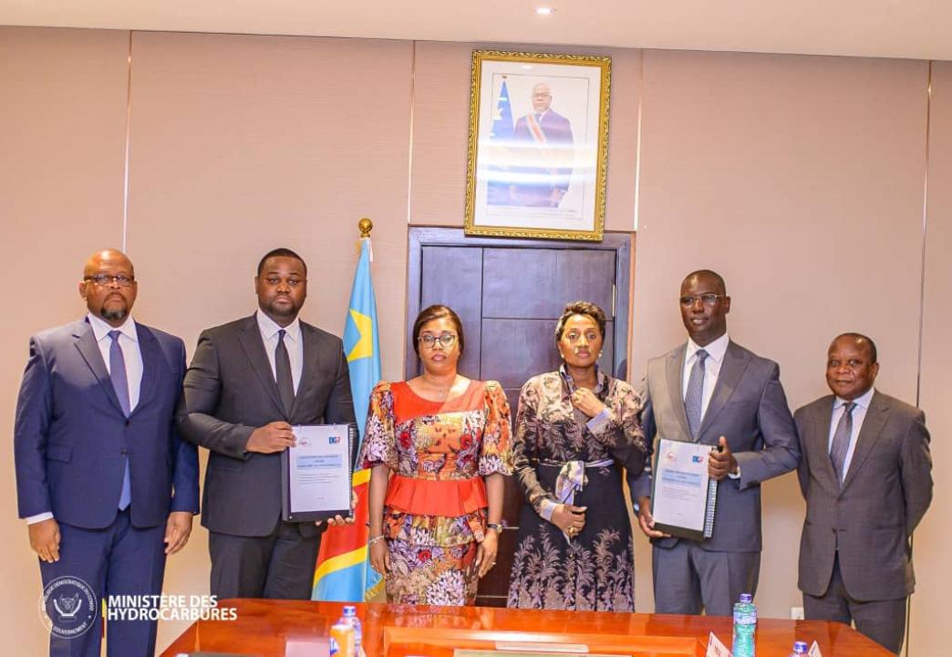 Les ministres Acacia Bandubola Mbongo Julie Shiku président la signature de quatre contrats d’exploitation d’actifs pétroliers entre ENGIP-RDC SA et SEP Congo