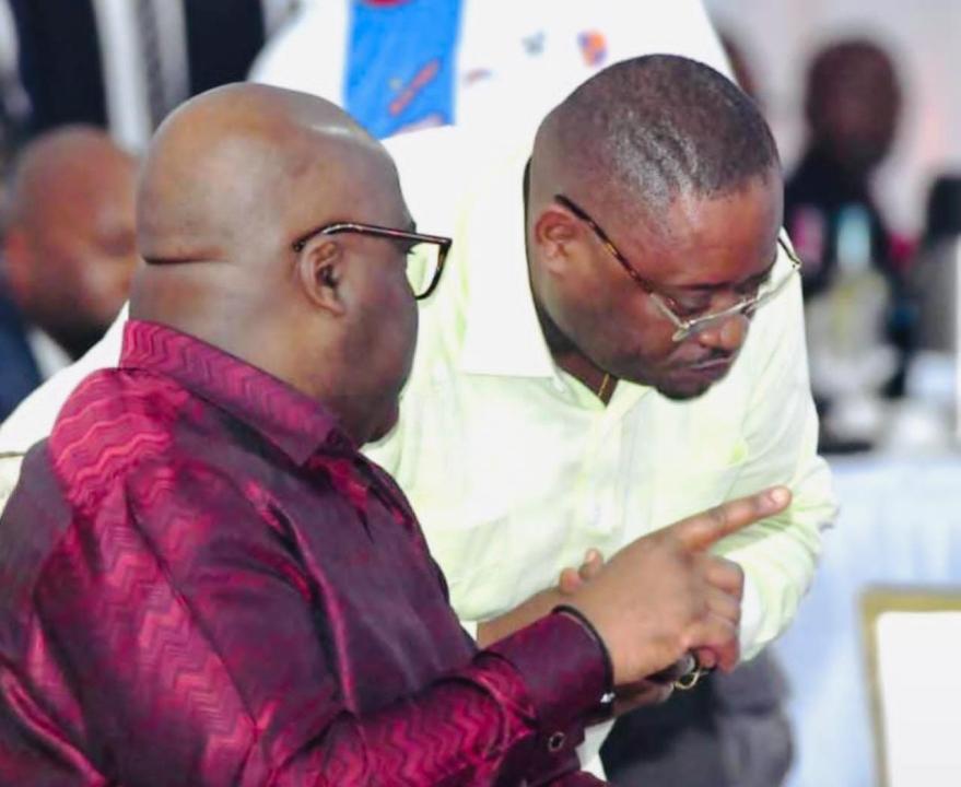 Le ministre des Finances Doudou Fwamba à l’écoute des orientations du Président de la République Félix-Antoine Tshisekedi Tshilombo lors de la réception des Léopards à la Cité de l’Union Africaine