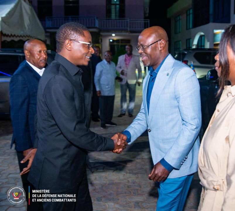 Le VPM congolais de la Défense, Guy Kabombo Muadiamvita (à droite) reçu par son homologue tanzanienne, Stergomena Tax