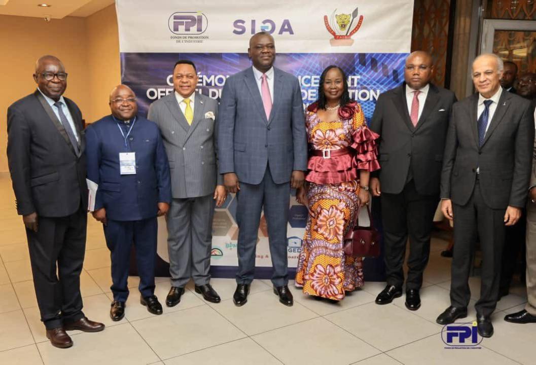 Le ministre de l’Économie numérique et les partenaires entourés de l’équipe dirigeante du FPI