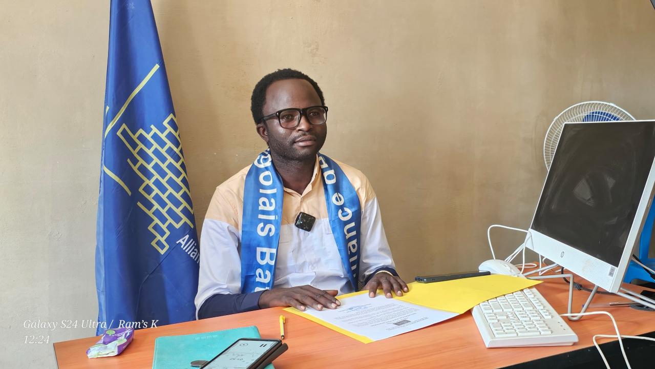 Le président fédéral de l’ACB Kasaï, Emmanuel Makinda devant la presse