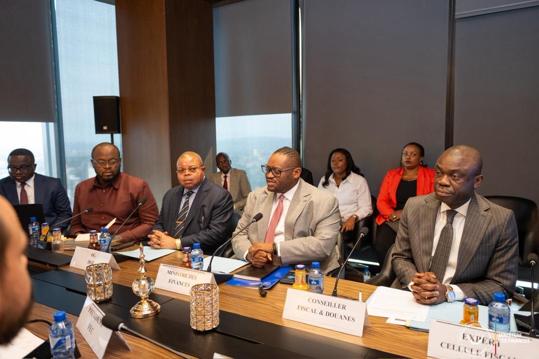 Le ministre des Finances Doudou Fwamba en séance de travail avec des responsables de la FEC