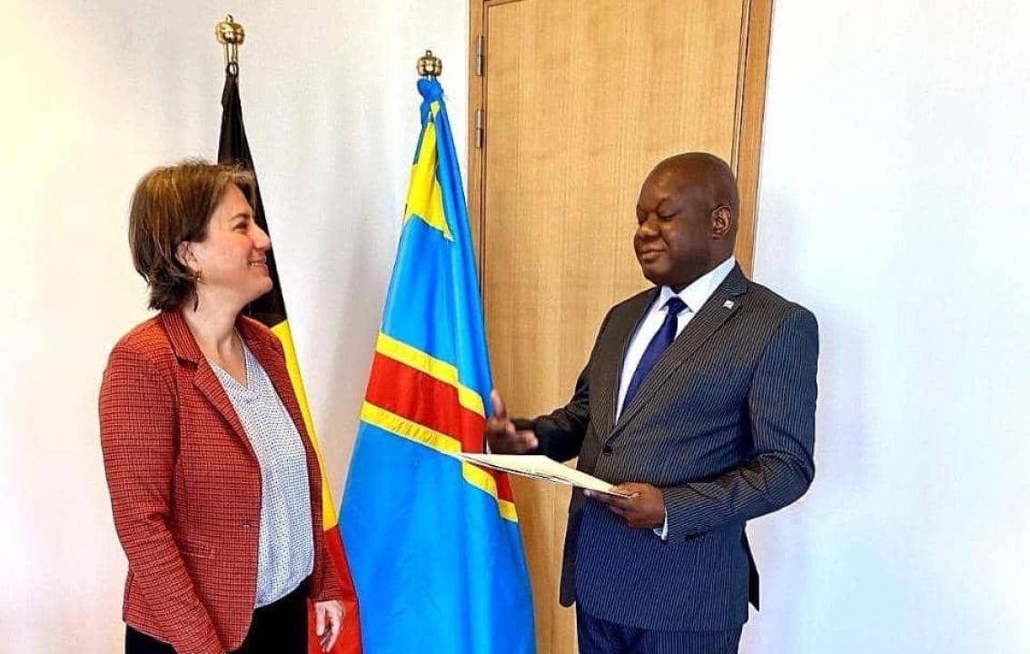Le ministre délégué en charge de la Francophonie- et de la diaspora, Crispin Mbadu et Theodora Gentzis, représentante du vice-premier ministre et Chef de la diplomatie belge.