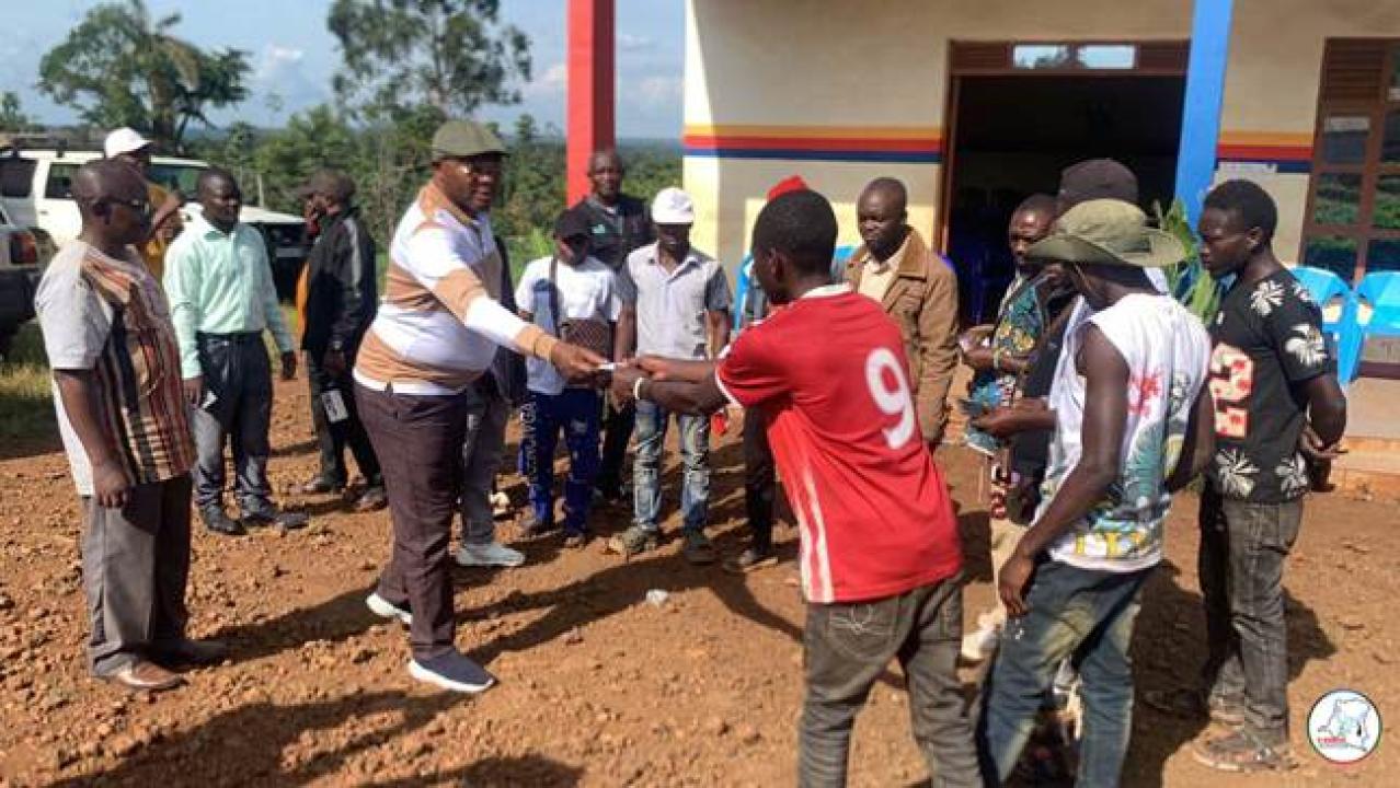 Joseph Ndayambaje Sukisa, coordonnateur intérimaire du P-DDRCS Nord-Kivu délivre des cartes de démobilisation à 14 ex-combattants