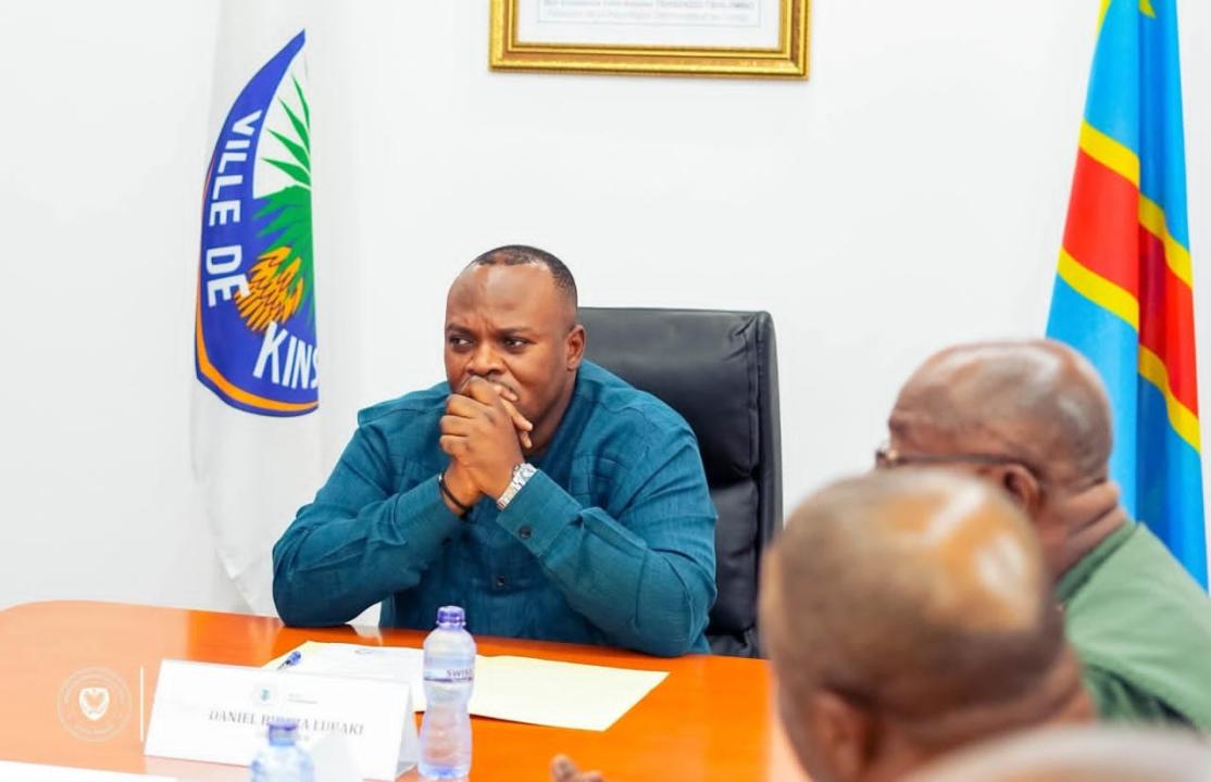 Le Gouverneur de Kinshasa, Daniel et quelques hauts cadres, lors de la réunion à l'Hôtel de ville.