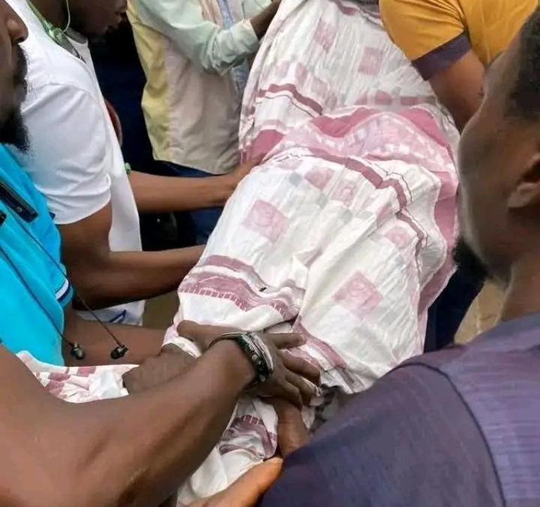 Le corps sans vie de la victime à la morgue de la Clinique universitaire