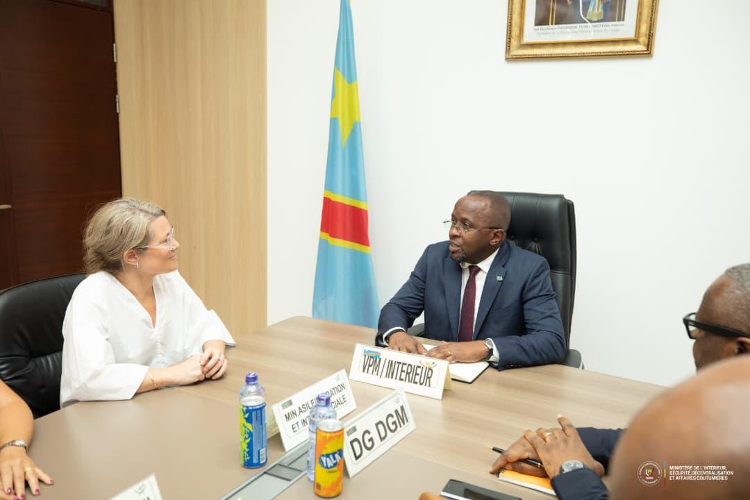 Le VPM de l'Interieur Jacquemain Shabani Lukoo lors d'une rencontre avec la ministre belge de l'Asile et de la Migration, Annelée Van Bossuyt