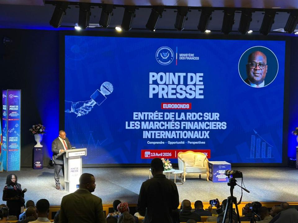 Le ministre des Finances, Doudou Fwamba, animant un point de presse sur la première émission d’Eurobonds par la RDC