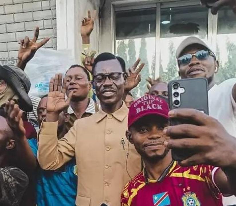 Lumumba vea et ses fans lors de la célébration de remise des véhicules à Kinshasa.