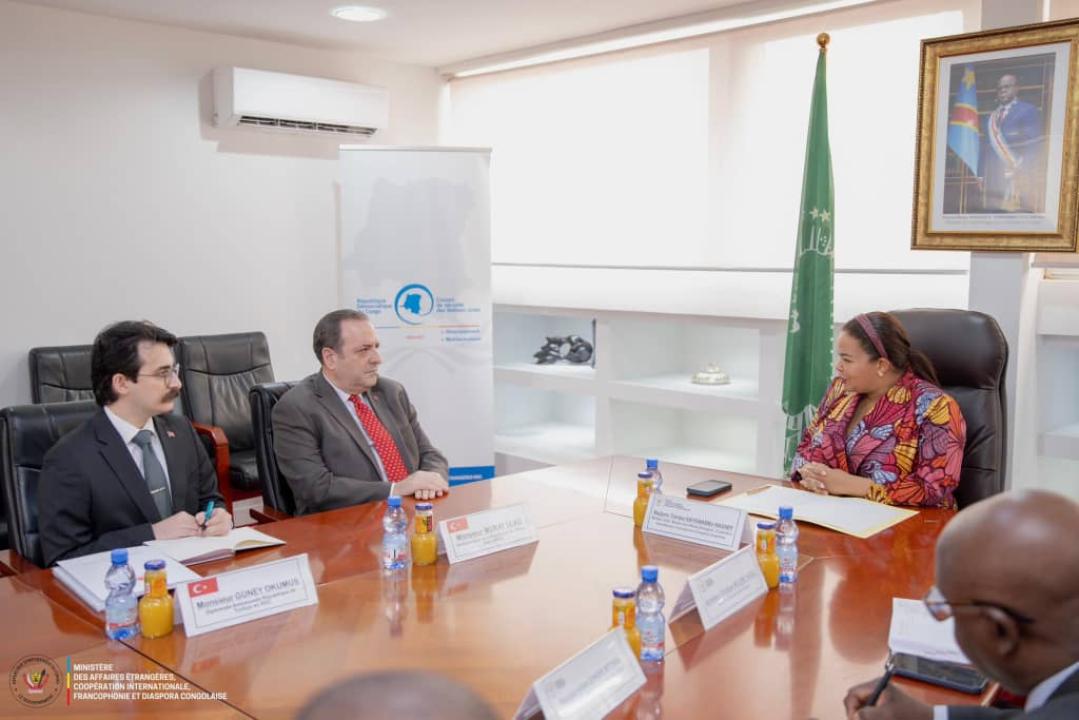 La Ministre d'État en charge des Affaires Étrangères Thérèse KAYIKWAMBA WAGNER s'entretenant avec l'Ambassadeur turque Murat ÜLKÜ