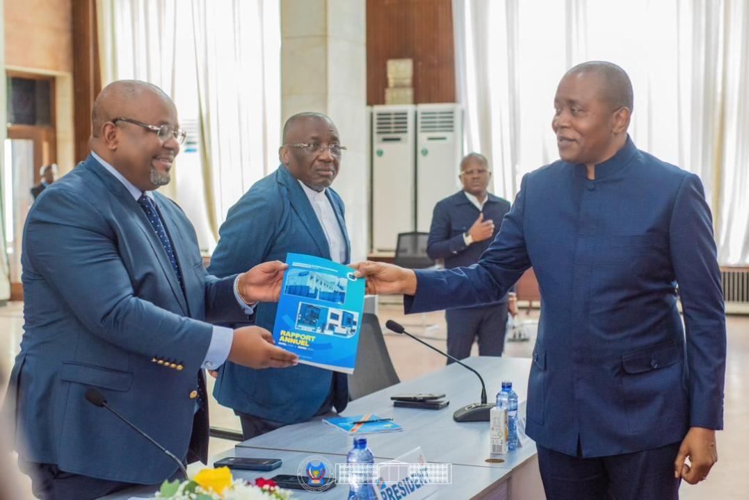 Le Président de la CENI Denis Kadima remet le rapport de la CENI au Président de la CENI, mardi 14 avril 2026