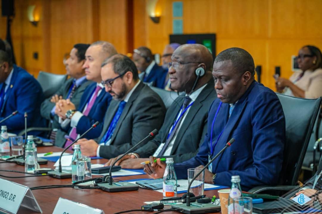 André Wameso, Gouverneur de la Banque Centrale du Congo, à l'extrême droite de la photo