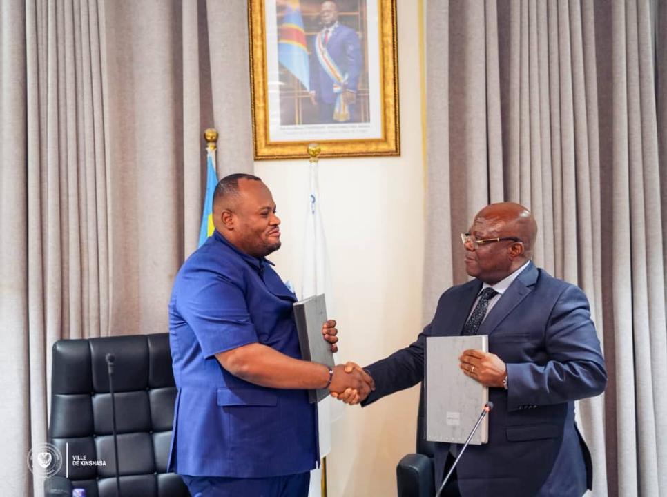 Poignée de main entre le Gouverneur Daniel Bumba et le délégué de la FEC