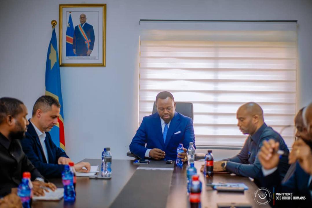 Le ministre de Droits humains Samuel Mbemba en réunion avec Claudio Costanza, chef adjoint de la coordination de la sécurité sur le terrain du conseil de l'Europe