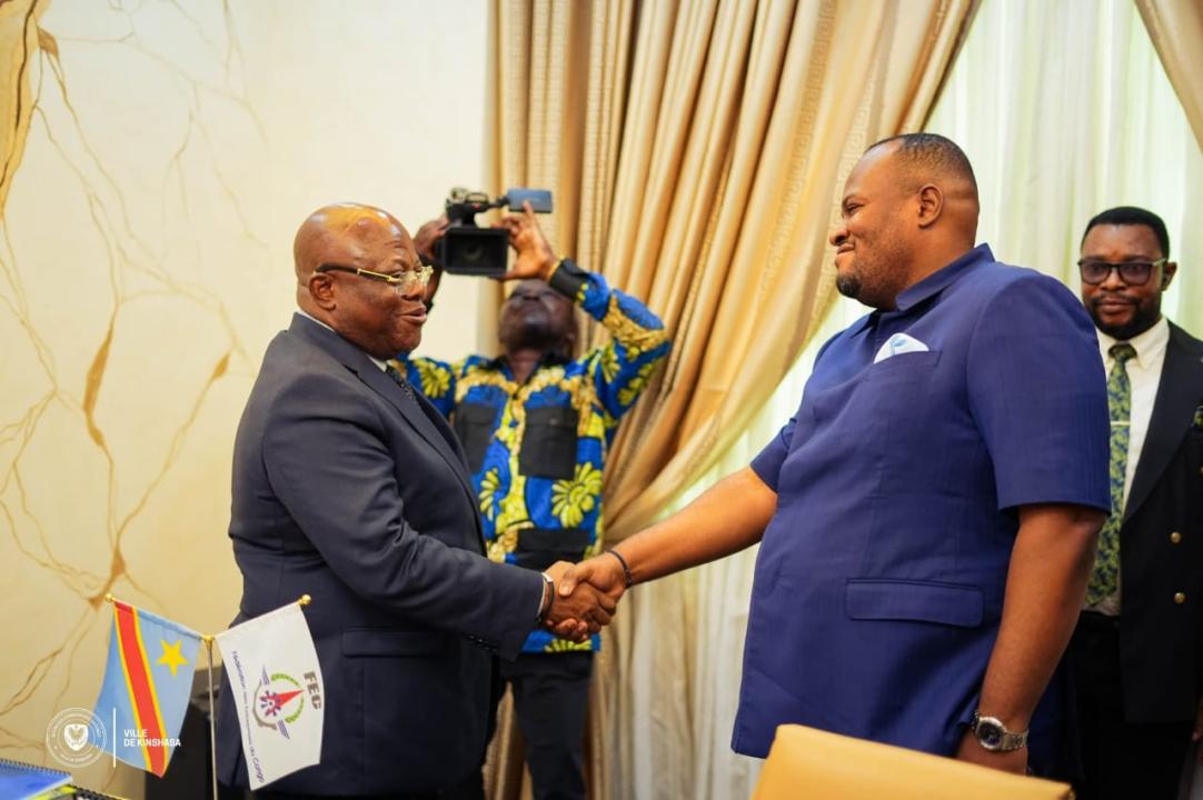 Le gouverneur de la ville de Kinshasa Daniel Bumba et Robert Malumba, représentant de la FEC, lors de la signature du partenariat, mercredi 15 avril 2026