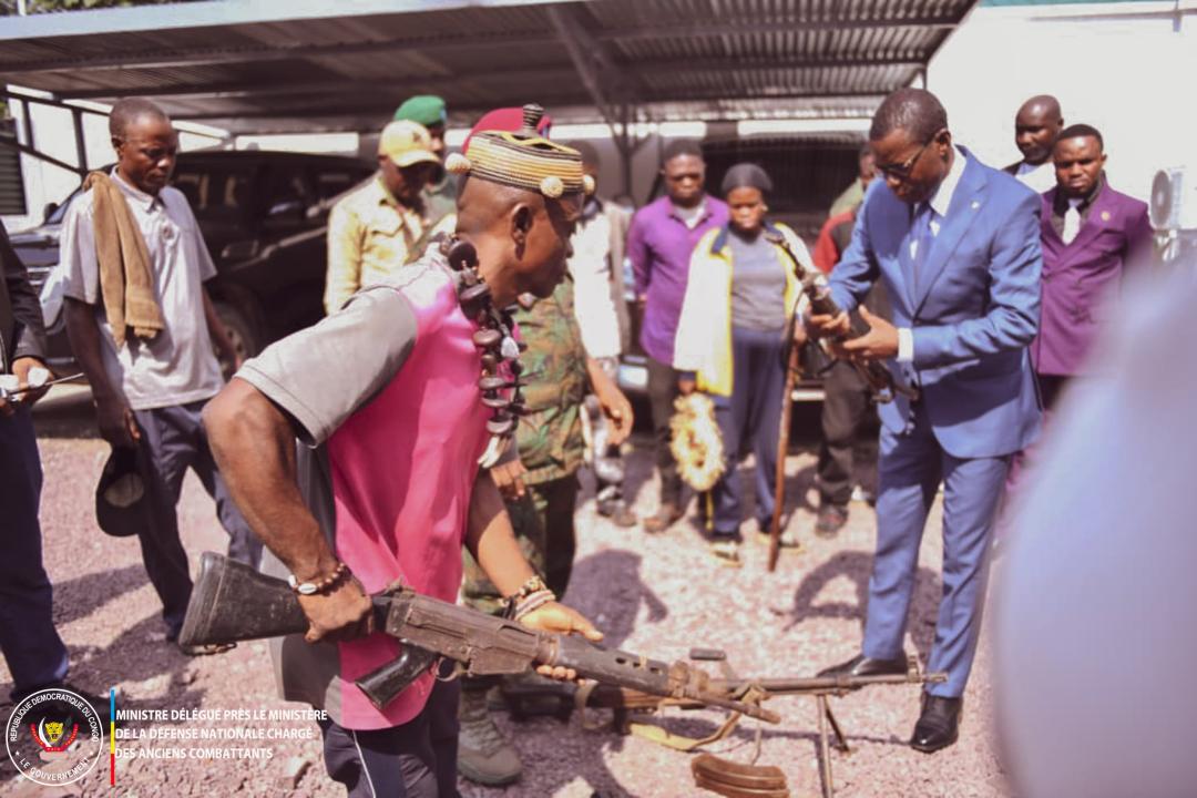 Le Ministre délégué Eliezer Ntambwe reçoit les indices militaires auprès d'un leader Mobondo en présence des éléments de la garde républicaine, jeudi 16 avril 2026