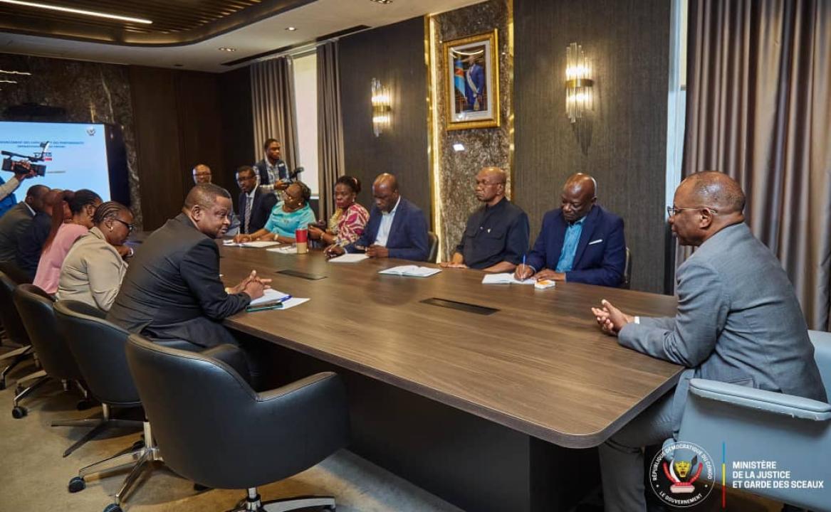 Le Ministre Guillaume Ngefa lors de la réunion avec les Membres du conseil d'administration du FRIVAO pour le lancement d'une mission officielle de consultance, jeudi 16 avril 2026