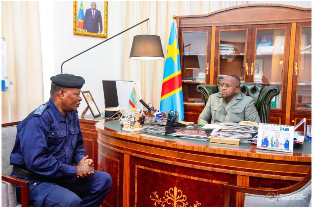Le VPM Jacquemain Shabani et le commandant du commissariat du Mont-Amba, Mohamed Mulumba Kasongo [photo d'illustration]