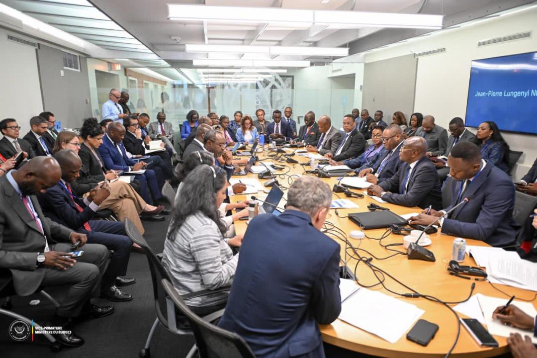 La délégation du ministère du budget en réunion avec une équipe de la Banque mondiale à Washington