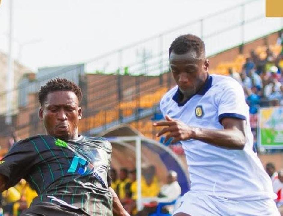 L'attaquant du FC les Aigles du Congo Ibrahim Matobo en duel avec un défenseur de l'AS VClub lors d'un match au stade Père Raphaël de la Kethule. [Photo d'illustration]
