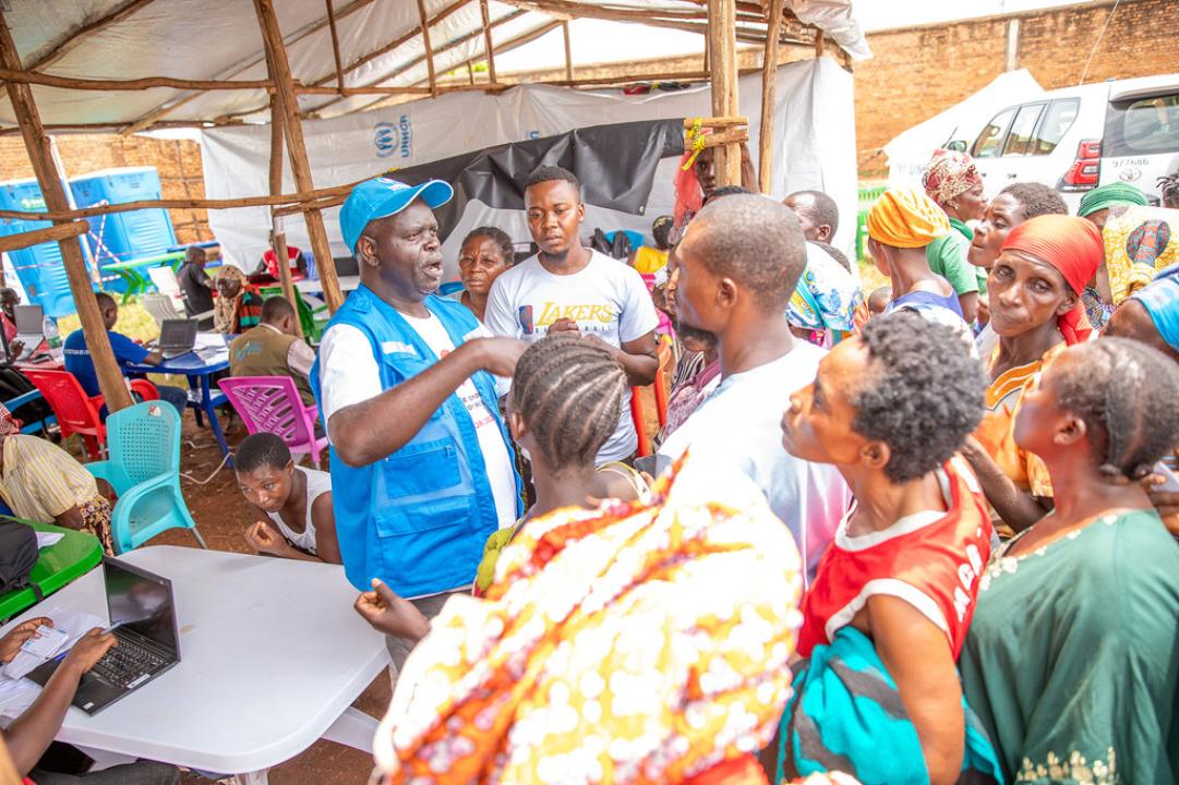 Un membre du HCR s'entretient avec des réfugiés congolais un centre d'accueil au Burundi [photo d’illustration]