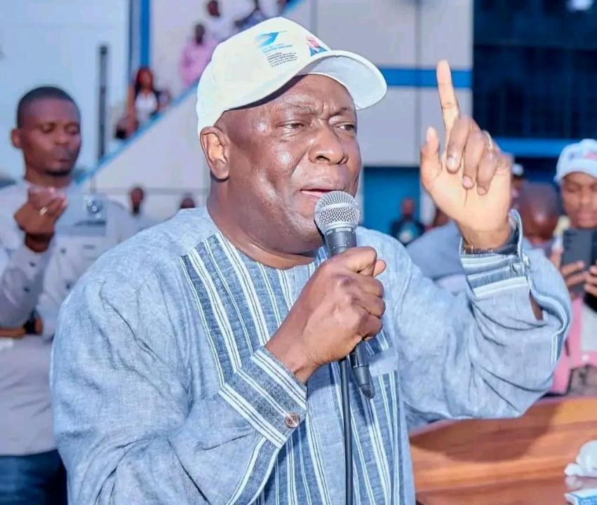 Augustin Kabuya,  secrétaire général de l’UDPS devant les militants du parti [photo d’illustration]